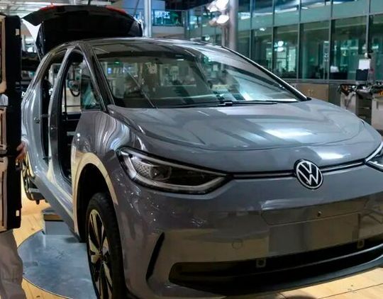 Zwar ist der Lack grau, doch dieser ID.3 von Volkswagen, der in Zwickau gebaut wurde, lässt die Stimmung bei VW himmelblau werden. Es handelt sich nämlich um das VW-E-Auto, dass die 2-Millionen-Stück-Marke symbolisiert.(Bild:  Volkswagen)