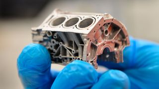 Dieses Modell eines Motorblocks aus Aluminium 6061 demonstriert die hohe Auflösung und geometrische Freiheit, die mit dem weiterentwickelten Binder-Jetting- und Sinterverfahren möglich ist. (Ford)