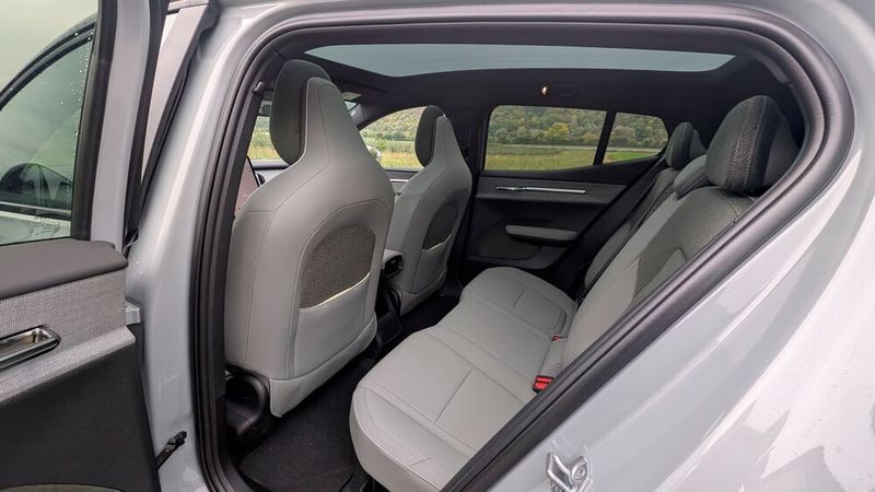 10. Das Platzangebot: Der EX30 CC ist ein SUV, das im B-Segment angesiedelt ist. Folglich begrenzt ist auch der Platz im Fond. (Bild: Mauritz – VCG)