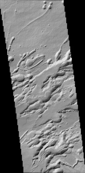 Das Bild zeigt eine Formation namens Arsia Chasmata auf der Flanke eines der größten Vulkane, Arsia Mons. Die Breite des Bildes umfasst rund 25 km. Die Formation ist vulkanischen Ursprungs und weist sogenannte Schachtkrater auf, die wohl durch Absackung entstanden sind. (© ESA/Roscosmos/ExoMars/CaSSIS/UniBE)