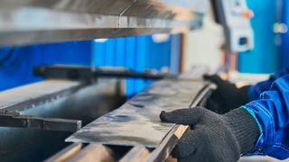 Industrie 4.0 hält auch in der Umformtechnik Einzug. Dabei stellt sich unter anderem die Frage nach dem zukünftigen Bedarf an Mitarbeitern. (©Kadmy - stock.adobe.com)