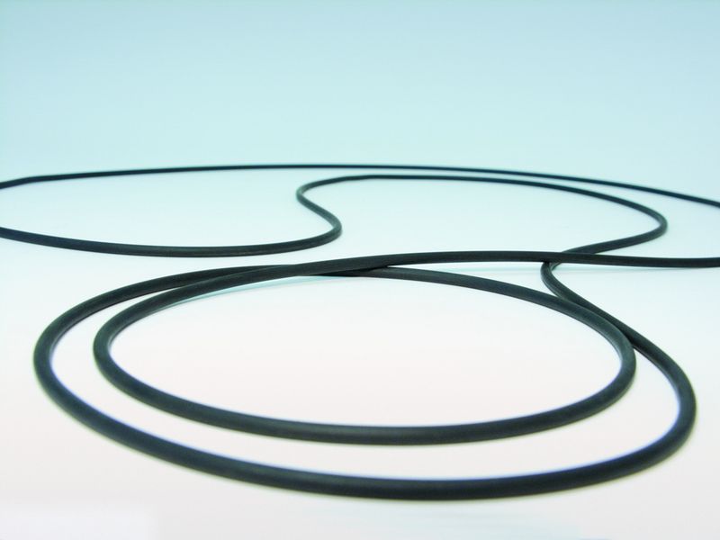 O-Ringe und Dichtungen mit großen Durchmessern kann Trelleborg Sealing Solutions jetzt ohne aufwändige Spezialwerkzeuge herstellen.  Vor allem aber nahtlos – also ohne die systembedingten Nachteile, die sich aus dem Kleben, Schweißen oder Stoßvulkanisieren der Enden  extrudierter Rundschnüre ergaben. (Archiv: Vogel Business Media)