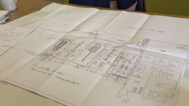 Eine durchdachte Werkstattplanung berücksichtigt heute nicht nur den aktuellen Reparaturbedarf, sondern schafft flexible Raumstrukturen für die automobile Zukunft – gleich ob Verbrenner oder E-Mobilität.(Bild:  Schreiner - VCG)