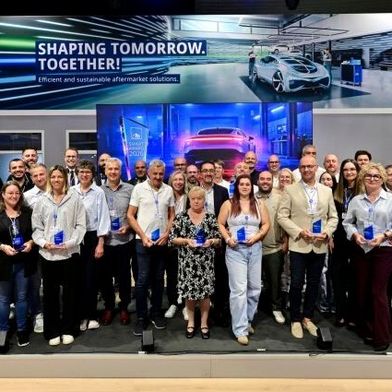 Preisverleihung in Frankfurt: Neben internationalen Gewinnern nahmen auch vier deutsche Betriebe den neu geschaffenen „ATE Smart Award“ auf der Automechanika entgegen. (Bild: Aumovio)