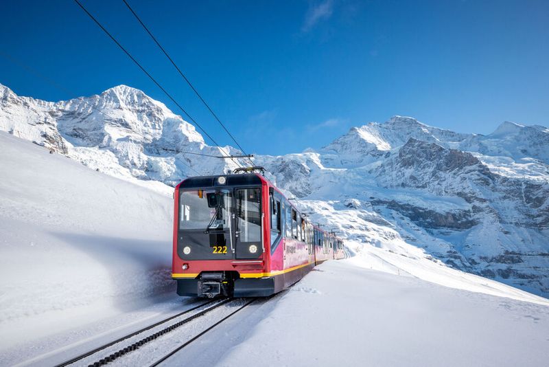 Die Jungfraubahn mit Mönch und Jungfrau. (Bild: Jungfraubahn)