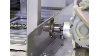 Die bewegliche Seitenwand stellt sich auf die Breite des zuführenden Transportbandes ein. (CAB)