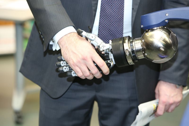 Handschlag mit dem Schunk-Leichtbauarm: künftig arbeiten Mensch und Roboter Hand in Hand. (Bild: Schunk)