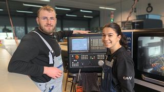Rina Morina (à droite) et Joyce Frei (à gauche), apprentis mécanicien·ne·s de production option décolletage. (Source : CAAJ)