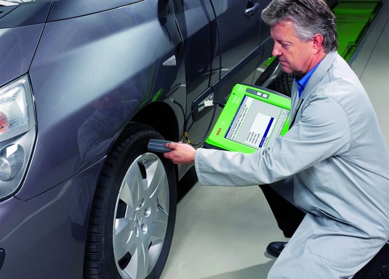 Um im Steuergerät bei Luftdruck- Kontrollsystemen von Schrader die  Position der Reifen zu speichern, muss man die jeweilige Radelektronik  mit einem Ventil- aktivator zum  Senden anregen.  (Foto: Bosch)