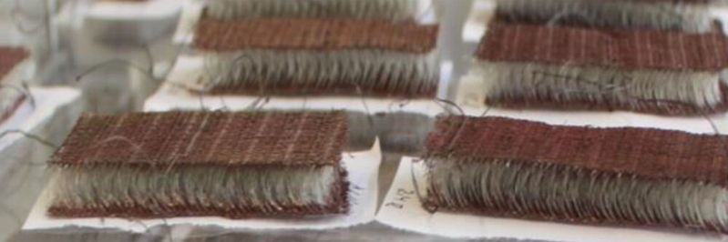 Das smarte Material wandelt mithilfe thermoelektrischer Generatoren die körpereigene Wärme in elektrische Energie um. Laut den Forschenden könnten Wearables zukünftig völlig autark vom Stromnetz über die Kleidung versorgt werden.(Bild:  Leibniz-IPHT)