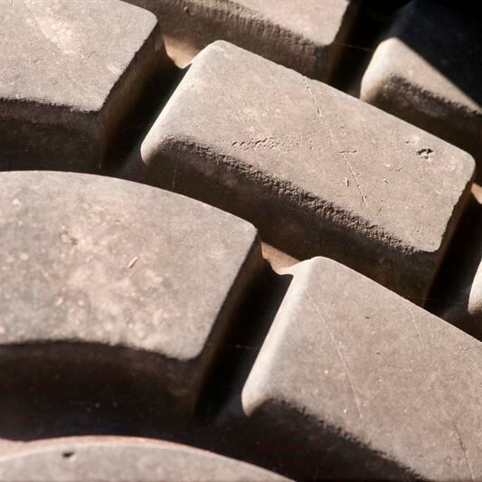 Derzeit landen Pkw- und Lkw-Reifen nach ihrer Entsorgung meist auf Deponien oder in der Verbrennung.(Bild:  Neste)