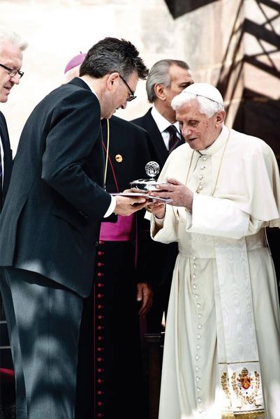 Überreichung der Schale an Papst Benedikt XVI durch OB Dieter Salomon  (Bild: Fraunhofer ISE)