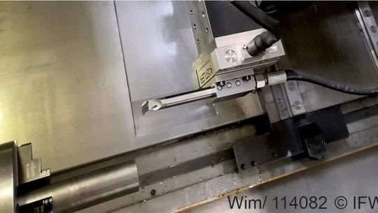 Bohrstangen werden bei der Drehbearbeitung genutzt. Doch ihre Länge führt nicht selten zu Vibrationen, welche die Qualität der Bearbeitung reduzieren. Lässt man das Kühlschmiermittel (KSS) aber entsprechend pulsieren, sinkt diese Gefahr. Daran arbeiten nun IFW-Forscher.(Bild:  IFW / TAM-Tools)