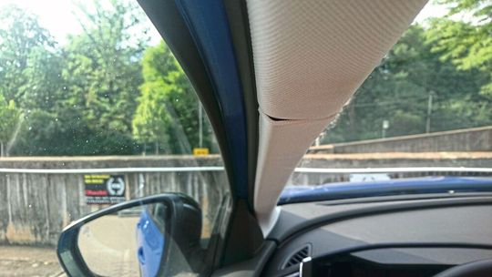 Carlos Tavares hatte kürzlich über die mangelnde Qualität bei Opel geschimpft. Bei unserem Testwagen gab es deutlich sichtbare Lücken in der Verkleidung an beiden A-Säulen.(Bild:  Sven Prawitz/Automobil Industrie)