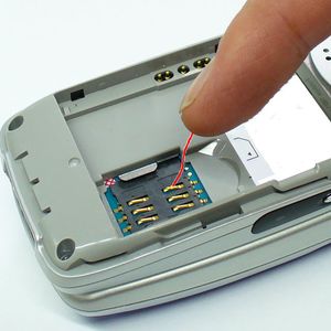 3 Typische elektrostatische Entladungen (electrostatic discharge, ESD)  ... sowie elektromagnetische Störungen (electromagnetic interference, EMI) sollen unterdrückt werden.