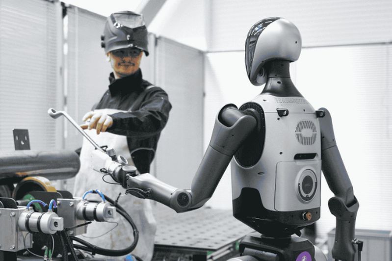 “Find a job that the humanoid can actually do, and understand your processes”—that’s the advice robotics expert Sebastian Prinz gives companies so they can benefit from the technology in the long term.(Source:  Fraunhofer IEM / Janosch Gruschczyk)