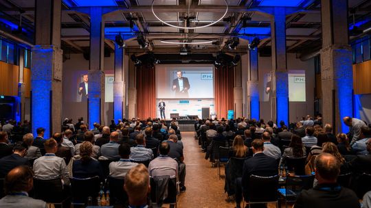 El Dr. Johannes-Thomas Grobe, director general de Optima Pharma, da la bienvenida a los 300 invitados procedentes de 27 países en Schwäbisch Hall.(Imagen: Optima)
