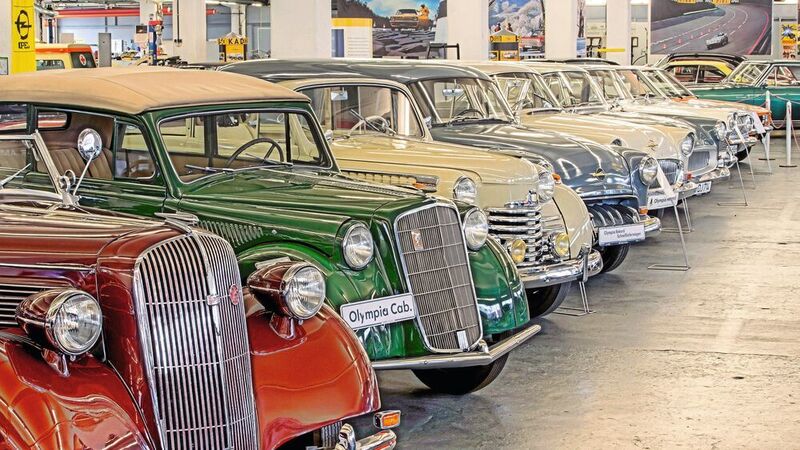 1936 stellte Opel mit dem Oylmpia ein familienfreundliches und vor allem erschwingliches kompaktes Auto auf den Markt. Im folgte ab 1962 der Kadett. (Opel Automobile GmbH)