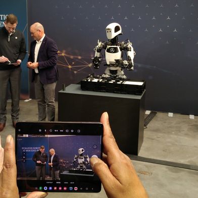 Jeff Cardenas (l.), Co-Founder von Apptronik und Jörg Burzer unterschreiben im Mercedes-Werk Marienfelde die symbolische Vereinbarung zur Zusammenarbeit. (Bild: Thomas Günnel – VCG)