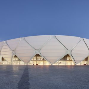 Fluorkunststoffe von Dyneon sind universell einsetzbar, zum Beispiel als Dachkonstruktion für Stadien und Architekturbauten (copyright M. Bredt).