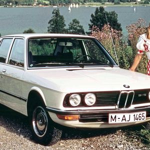 Mit dem BMW 525 debütiert 1973 auf der IAA Frankfurt ein 145 PS starkes Sechszylinder-Modell. Äußerlich unterschieden sich die Sechszylinder-Modelle 525/528 durch den erhöhten Mittenbereich der Motorhaube – bei den Vierzylindern war dieser Bereich leicht vertieft – und einen Schriftzug am Kühlergrill. (Bild:  BMW Group Archiv)