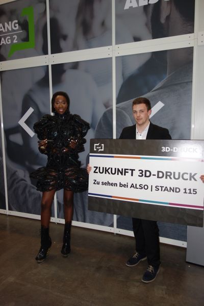 Schuhe und Kleid aus dem 3D-Drucker! Was das Kleid dann wohl so kostet? (Bild: IT-BUSINESS)
