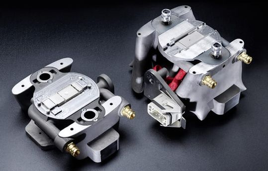 (Spritzgießwerkzeug als innovative Kombination aus additiven und kon- ventionellen Fertigungsverfahren: • Additiv im SLM-Verfahren erzeugter Grundkörper aus Werkzeugstahl, mit komplexen innenliegenden Kühlkanälen. • Funktionsoberflächen weiterbearbeitet durch CNC-Fräsen und Erodieren. • Endmoniert, inklusive Norm- und Zukaufbauteilen. Bild: Protiq)