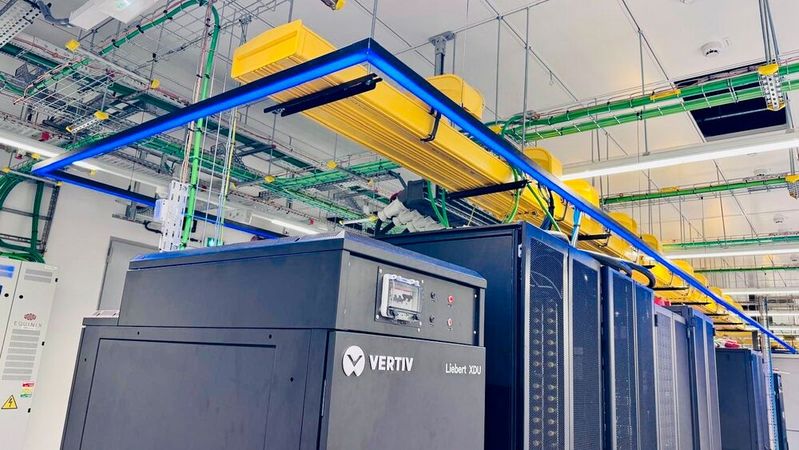CDU und angrenzende Racks markieren den abgegrenzten EPIC-Bereich im Equinix-Rechenzentrum "PA10" in Paris.(Bild:  Equinix)