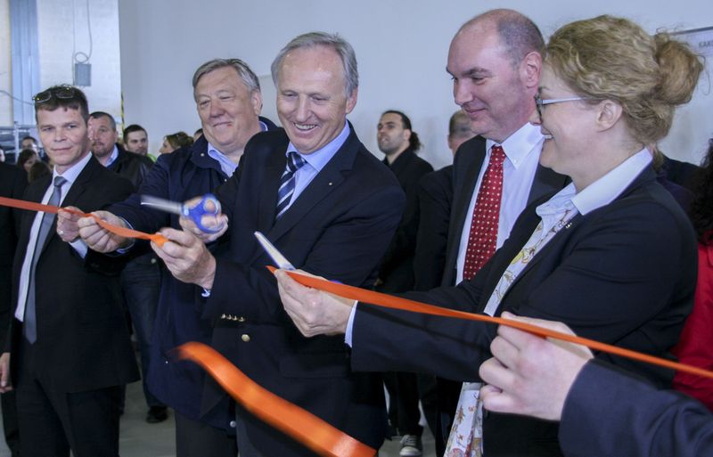 Das gemeinsame Fertigungswerk für Komponenten zum Schutz gegen Blitze und Überspannungen des Joint Ventures von Weidmüller und Iskra Zašcite in Logatec, Slowenien, wurde im Rahmen der Eröffnung in Betrieb genommen (vl.n.r.: Matjaž Milharcic, Werksleiter, Berto Menard, Bürgermeister von Logatec, Dr. Otmar Zorn, Geschäftsführer von Iskra Zašcite, Michael Höing, Leiter Division Elektronik bei Weidmüller und Elke Eckstein, Vorstand Operations bei Weidmüller). (Weidmüller)