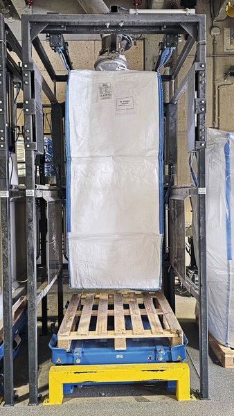 Big Bag auf dem Vibrationstisch, unbefüllt (Bild: Netter GmbH)