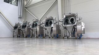 Teil der Containment-Lösung von Hecht, um Edelmetallverbindungen oder -erze in den jeweiligen Prozessschritten zu entleeren, zu mischen und zu befüllen, ist die Maschine CFE-K.  (Bild: Hecht Technologie)