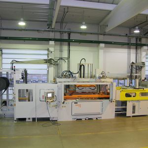 Die erste Twin-Sheet-Thermoformmaschine, die kurz vor der Auslieferung steht, fertigt im 70-Sekunden-Takt acht Komponten für ein Kfz-Luftkanalsystem aus leichter PE-Schaumfolie.