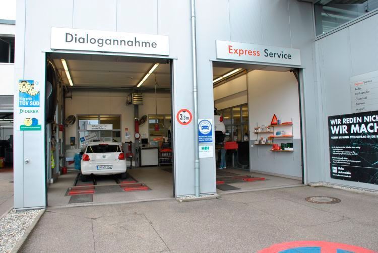 Zentral gelegen und tip-top in der Aufmachung: die Direktannahme mit sinnvoll platziertem Zubehör und Erklärwand für defekte Verschleißteile. (Dominsky / »kfz-betrieb«)