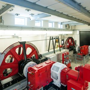 Zwei Drehstromantriebe mit je 880 KW ermöglichen im Zusammenspiel mit Sinamics-Niederspannungsumrichtern als Integrated Drive System einen besonders energieeffizienten und zuverlässigen Betrieb der Seilbahnanlage.