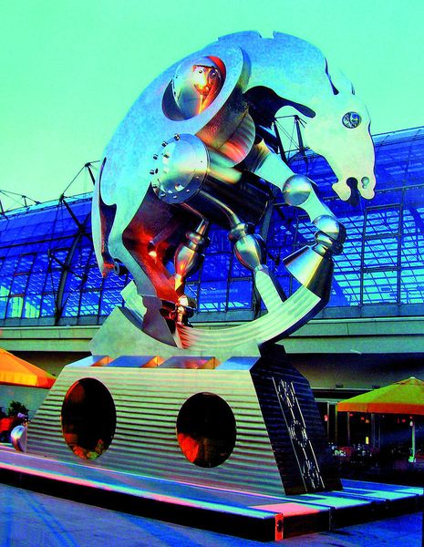 Bild 1: Gerade beim Fertigen von Unikaten wie der 10 m hohen Metallskulptur Rolling Horse vor dem Berliner Hauptbahnhof spielt eine realitätsnahe Angebotskalkulation eine wichtige Rolle.   Bild: Kinkele (Archiv: Vogel Business Media)