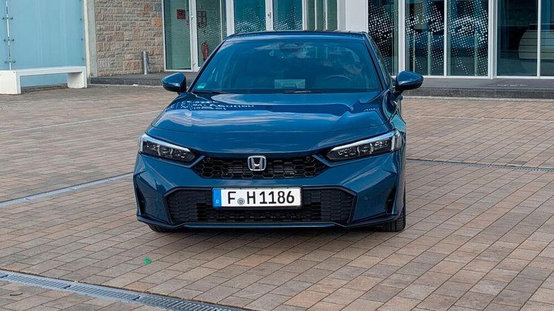 Ebenfalls neu sind die untere Kühlergrillform und das Grillmuster im oberen Kühlergrill sowie die Scheinwerferumrandung und der schwarze Stoßstangenspoiler.  (Bild: Simon – VCG)