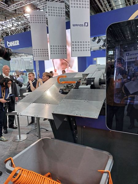 Wafios brought the BMF 90 to Düsseldorf. The bending machine for profile parts can process not only flat copper wire but also aluminum rails. (Image:Finus/VCG)