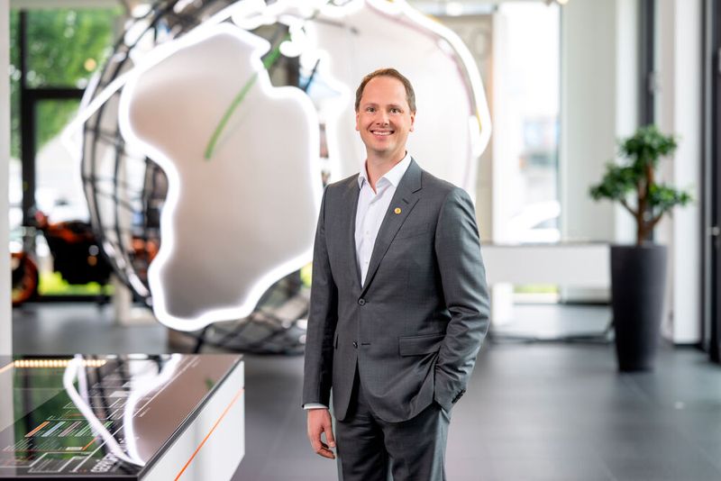 „Wir haben in den vergangenen Jahren viel investiert – in Produktionskapazitäten, Logistiknetzwerke und Digitalisierung. Jetzt geht es darum, die neuen Kapazitäten auszulasten“, erklärt Matthias Lapp, CEO. (Bild: Lapp)
