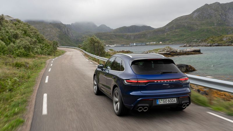Auffällig ist der Diffusor unter der Heckschürze mit den beiden Doppelendrohren, der an den Taycan Cross Turismo erinnert. (Bild:Porsche)