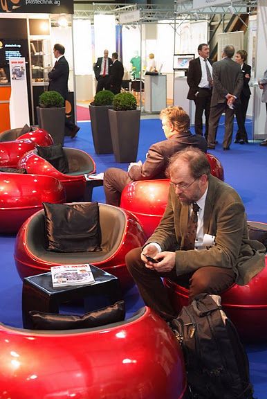 Le coin salon du Réseau plasturgie, un endroit apprécié par les nombreux membres du réseau ayant participés à Swiss Plastics. (Image: Swissplastics/Messe Luzern)