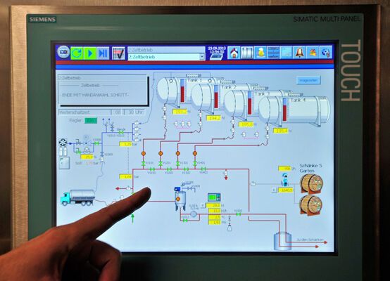 Steuerungstechnik und Software von Siemens bringen das süffige Festbier über eine unterirdische Ringleitung sicher und schnell von den Tanks an die Zapfstellen. An den Schänken zeigt ein so genanntes 
