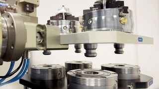 Flexible Fertigung: Mit der Schunk Vero-S-NSR-Roboterkupplung sollen sich Spannpaletten prozesssicher handhaben lassen. Auf dem Maschinentisch verspricht das Nullpunktspannsystem einen sicheren Halt bei maximaler Wiederholgenauigkeit. (Schunk)