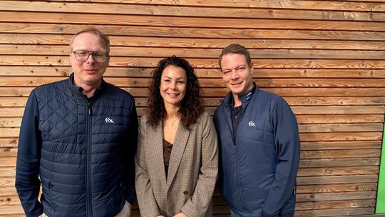 Juliane Randhahn, Key Account Managerin Sika, zusammen mit den Fix Auto-Betriebsberatern Christoph Rosemeier (l.) und Johannes Krekel (r.).(Bild:  Fix Auto)