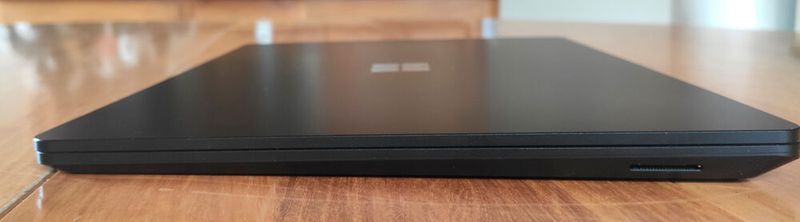 Auf der rechten Seite ist als einzige Schnittstelle der magnetische Anschluss für Netzteil oder ein optionales Surface Dock zu finden.  (Bild: Vogel IT-Medien)