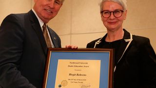 Keith A. Pretty, Präsident der Northwood University, überreicht Birgit Behrens den Dealer Education Award 2018. (Bild: ZDK)