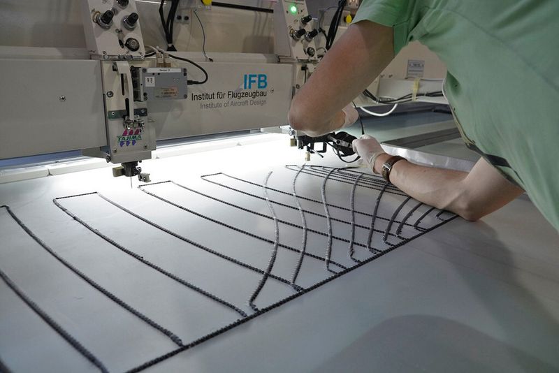 Mit dem Verfahren Tailored Fibre Placement (TFP) werden für den neuen Messepavillon der Leichtbau BW am Institut für Flugzeugbau (IFB) der Universität Stuttgart semitransparente Glasfasermatten die aufgenähten Carbonfasern verstärkt. (Bild: Leichtbau BW)