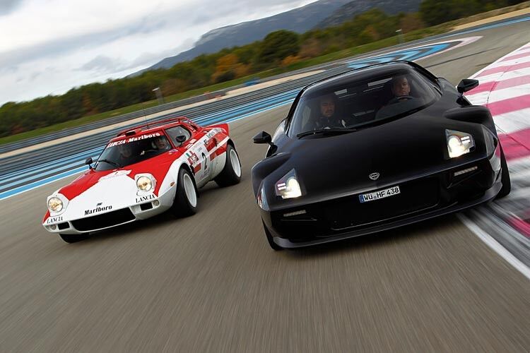Die Legende und ihr Nachfolger: Der Stratos HF wurde im Jahr 1970 in Turin der Öffentlichkeit vorgestellt und erzielte etliche Siege, darunter drei Weltmeisterschafts-Titel in Folge. Vom New Stratos war ursprünglich eine Kleinserie geplant. Diese wird es nach Aussagen der Initiatoren des Projekts nicht geben (Stand Februar 2013), weil Ferrari-Vorstand Amedeo Felisa die Produktion weiterer Fahrzeuge durch Firmen, die mit Ferrari zusammenarbeiten, ablehnt. (Foto: New Stratos GbR)