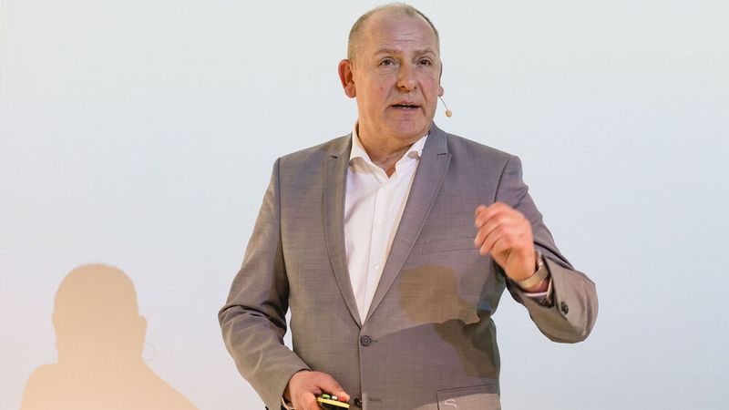 Rainer Linke, Two Sales, stellte in einer Expertsession vor, wie sich KI für den Gebrauchtwagenverkauf nutzen lässt. (Bild: Stefan Bausewein)