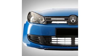 Das Luftklappensystem Active Grille Shutter Evolution II – Style von Röchling Automotive kann mittels bedarfsgerecht geführter Luft laut Hersteller helfen, bis zu einem Prozent Kraftstoff einzusparen. (Foto: Röchling Automotive)