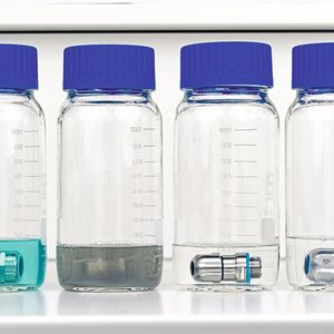Vier Wochen lang lagen diese Kabelverschraubungen in aggressiven Reinigungsmitteln. Die Skintop Hygienic aus Edelstahl (rechts) blieb unverändert.